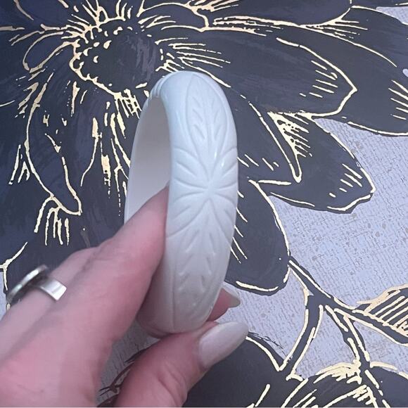 Vintage 70s Carved Pure White Lucite Bangle Bracelet Leaves Pattern A3 - Picture 6 of 13